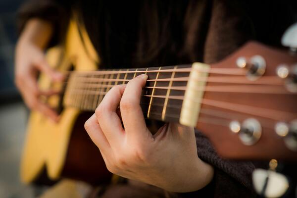 Gitaar spelen