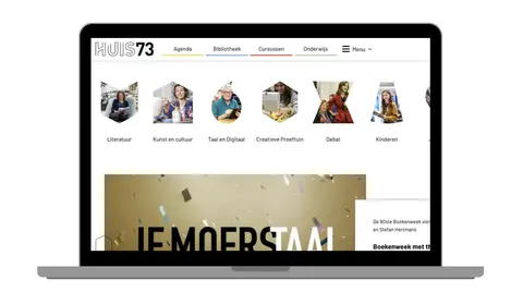 Huis73 - website in laptop