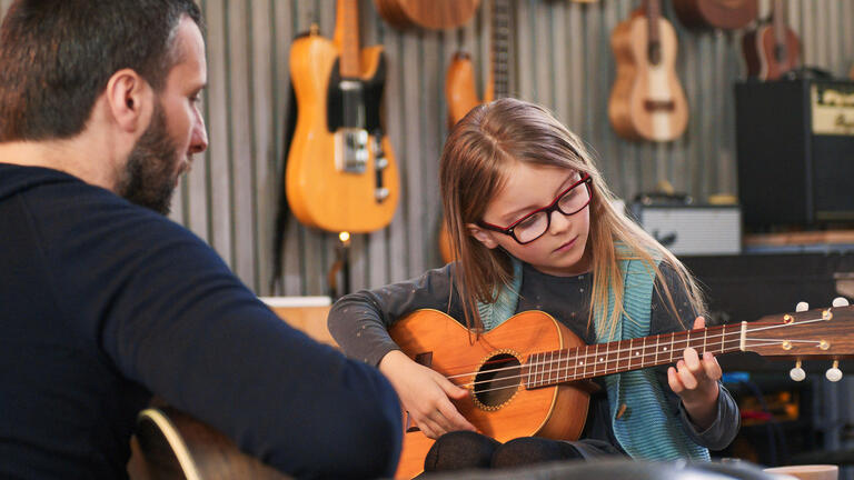 Kind speelt gitaar