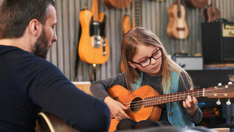 Kind speelt gitaar